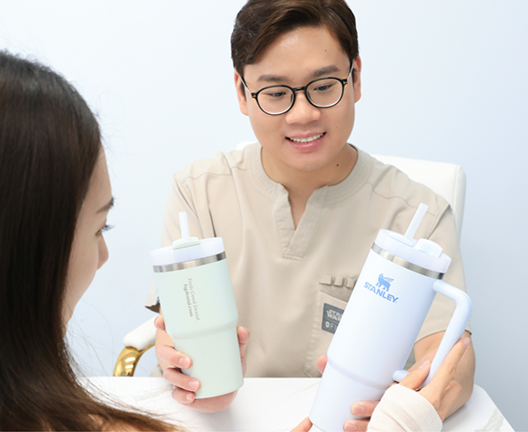 Showing a patient two mugs with straws